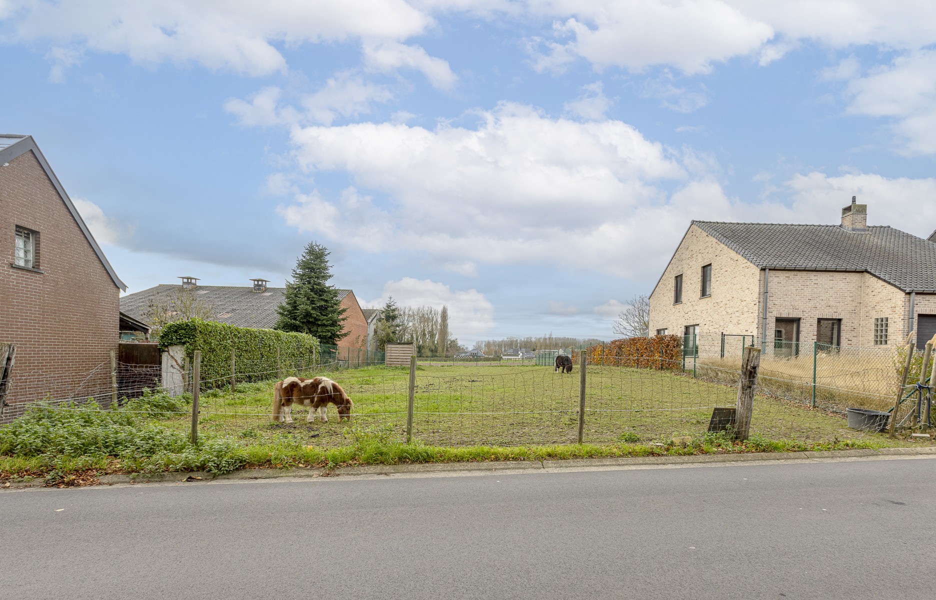 Bouwgrond voor het oprichten van een villa op 8a 33ca - foto 1