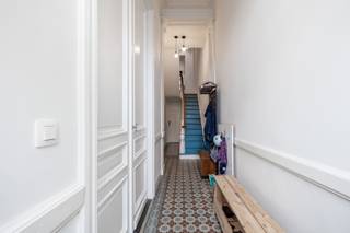 <p>Welkom in de Uitbreidingstraat, midden in het gezellige Oud-Berchem met het groen verrassend dichtbij.<br />Achter de charmante gevel wacht een woning waar oud en nieuw elkaar duidelijk goed gevonden hebben.<br />We beginnen in de inkomhal. De originele deuren, sierlijsten en speelse tegelvloer zetten meteen de toon. Achteraan de hal ligt er een handig eerste toilet.<br />Links loopt de leefruimte bijna over de volledige diepte van de woning. Hoge plafonds, parket, veel licht en mooie authentieke details zorgen voor dat typische herenhuisgevoel.</p>
<p>En dan komen we achteraan in de royale leefkeuken die zonder twijfel een van onze favoriete plekken is. Strak en volledig uitgerust. En die plafondhoogte? Die doet de rest.<br />Een grote tafel, familie en vrienden errond, iets lekkers op het vuur… dit is zo'n keuken waar het leven vanzelf blijft plakken.<br />Via de dubbele ramen stap je de stadskoer van 18 m² op. Omringd door bakstenen muren en groen voelt het hier heerlijk beschut. Ontbijt buiten, barbecue aan, glaasje erbij. Meer moet een stadstuin soms niet zijn.</p>
<p>Terug naar binnen en een halve verdieping hoger.<br />Daar wacht een badkamer die gerust wat aandacht mag opeisen. Een vrijstaand ligbad, grote inloopdouche en dubbele lavabo, met zicht op het groen. Ernaast bevindt zich nog een apart gastentoilet.</p>
<p>Op de eerste verdieping liggen twee mooie kamers. Slaapkamers, kinderkamers, bureau… ze laten zich gemakkelijk aanpassen aan wie hier straks woont.<br />En dan helemaal naar boven.<br />Daar heeft de master bedroom zich verstopt onder het dak.<br />En die is royaal. Met veel licht en meer dan genoeg ruimte voor een dressing, een bureau of allebei. Niemand heeft ooit gezegd dat je moet kiezen.</p>
<p>Ook technisch werd de woning grondig aangepakt. Een nieuw dak, nieuwe leidingen, dubbele beglazing, condensatieketel, conforme elektriciteit, een asbestvrij attest en EPC B. <br />En alsof dat nog niet voldoende praktische punten zijn, is er ook nog een kelder.</p>
<p>En dan is er Oud-Berchem zelf, een buurt waar stad en groen verrassend goed samengaan. Vanuit de woning kijk je uit richting Wolvenberg, terwijl ook het Villegaspark vlakbij ligt.<br />Verder zijn hier tal van leuke adresjes in de buurt en blijft de stad binnen handbereik. Je woont hier stedelijk, maar zonder dat typische gevoel dat je midden in de drukte zit.</p>
<p>Troeven: <br />- charmante gerenoveerde woning <br />– Oud-Berchem, vlakbij Wolvenberg en Villegaspark<br />– royale leefkeuken <br />– stadskoer<br />– mooie badkamer <br />– authentieke elementen <br />– hoge plafonds <br />– parket <br />– kelder <br />– nieuw dak & leidingen <br />– EPC B, AREI conform & asbestvrij</p>