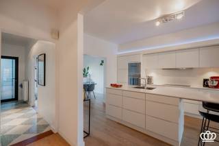 <p><span><span>Stijlvolle en volledig gerenoveerde woning, centraal gelegen nabij het centrum van Kapellen, met o.a. een lichtrijke leefruimte, moderne open keuken, 4 slaapkamers, ingerichte badkamer, wasplaats en kelder, op een zuidwest-georiënteerd perceel van ca. 350 m².</span></span></p><p><span><span> </span></span></p><p><span><span>INDELING</span></span></p><p><span><span> </span></span></p><p><span><strong>Gelijkvloers</strong></span></p><p><span><span>Via de inkomhal op authentieke trendy tegelvloer, bereikt u het gastentoilet met handenwasser en de ingebouwde vestiairekasten. De hal geeft toegang tot de lichtrijke leefruimte op parketvloer, ingedeeld in een gezellige zithoek met zicht op het verhoogde terras en de tuin, een eethoek, een bureauhoek en een moderne open keuken.</span></span><br /><span><span>De keuken met kookeiland is uitgerust met hoogwaardige toestellen: inductiekookplaat met dampkap, vaatwasser, dubbele spoelbak, koelkast, diepvriezer, oven en microgolf.</span></span></p><p><span><span> </span></span></p><p><span><strong>Eerste</strong><i><strong> </strong></i><strong>verdieping</strong></span></p><p><span><span>Een witte houten trap leidt naar de eerste verdieping, eveneens op parketvloer. Hier bevindt zich de badkamer op tegelvloer, voorzien van een toilet, ligbad met douchescherm en dubbele wastafel. Verder is er een ruime slaapkamer op parketvloer die momenteel als dressing wordt gebruikt, en een tweede slaapkamer. De wasplaats met lavabo en voorzieningen voor wasmachine en droogkast bevindt zich eveneens op deze verdieping.</span></span></p><p><span><span> </span></span></p><p><span><strong>Tweede verdieping</strong></span></p><p><span><span>Via een vaste witte houten trap bereikt u de tweede verdieping, waar zich nog twee slaapkamers op parketvloer bevinden, waaronder een ruime masterbedroom (ca. 26 m²) met plaats voor een dressing. Verder is er een aparte bergruimte met de recente CV-ketel op aardgas.</span></span></p><p><span><span> </span></span></p><p><span><strong>Kelder</strong></span></p><p><span><span>Onder de woning bevindt zich zowel een kelder als een kruipruimte .</span></span></p><p><span><span> </span></span></p><p><span><strong>Tuin</strong></span></p><p><span><span>De woning beschikt over een zuidwest-georiënteerde tuin op ca. 350 m². Vooraan is er een voortuin; achteraan een open verhoogd terras en een mooi aangelegde, volledig omheinde tuin.</span></span></p><p><span><span> </span></span></p><p><span><strong>Bijzonderheden</strong></span></p><p><span><span>- Centrale ligging nabij het centrum van Kapellen, winkels, horeca, scholen en openbaar vervoer</span></span></p><p><span><span>- Volledig gestript en gerenoveerd in 2013 met duurzame en kwalitatieve materialen</span></span></p><p><span><span>- Verdere vernieuwingen in ca. 2022-2023: dak, ramen, badkamer, CV-ketel, gedeeltelijke isolatie van spouwmuren,...</span></span></p><p><span><span>- Elektriciteit conform</span></span></p><p><span><span>- Asbestveilig/vrij</span></span></p><p><span><span>- Bijna overal voorzien van vliegenramen</span></span></p><p><span><span>- Zonnige zuidwest-georiënteerde en mooi aangelegde tuin</span></span></p><p><span><span> </span></span></p>