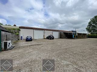 Ruime woning + magazijn (270m2) op KMO-grond te Knokke-Heist!<br /><br /><strong>INDELING:<br /><u>WONING:</u><br /><u><em>Gelijkvloers:</em></u></strong><br />Ruime inkomhal - afzonderlijk gastentoilet - LICHTRIJKE woonkamer - volledig ingerichte keuken (O.a. met keramisch fornuis, dampkap, heteluchtoven, microgolfoven en vaatwasmachine) - 2 bureelruimtes - berging - volledig aangelegde en omheinde tuin met ruim zonneterras, verwarmd zwembad (30m2) én poolhouse (29m2).<br /><br /><u><em><strong>Eerste verdieping:</strong></em></u><br />Nachthal - badkamer (O.a. met dubbel lavabomeubel, ligbad en douche) - 3 volwaardige slaapkamers - wasplaats - 2 ruime dakterrassen.<br /><br /><u><strong>MAGAZIJN:</strong></u><br />- Brede inrit, afsluitbaar via elektrische poort.<br />- Parkeergelegenheid + extra buitenopslag.<br />- Circa 270 m2.<br />- Eventuele uitbreidingmogelijkheid.<br />- Magazijn momenteel verhuurd (Beschikbaarheid bespreekbaar).<br /><br /><u><strong>Opmerkingen;</strong></u><br />- Grondopp.: 1.401m2.<br />- Bewoonbare opp.: 240m2<br />- Straatbreedte: Circa 43m.<br />- Kwalitatief afgewerkte poolhouse (Massieve eik en rieten dak).<br />- CV op aardgas.<br /><br />Aarzel zeker niet om ons te contacteren voor verdere info en/of een bezoek ter plaatse: 050/70.01.02 - info@centro.be.