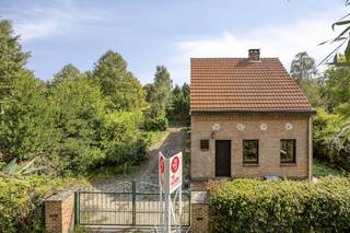 Te koop aangeboden in Werverbos, Brasschaat, een woning gelegen op een bijzonder rustige en groene locatie. De woning bevindt zich op een uitzonderlijk ruim perceel van ca 2.800 m², omgeven door groen en met volop mogelijkheden voor wie op zoek is naar ruimte, privacy en een groene woonomgeving.<br /><br />Deze karaktervolle woning biedt potentieel voor een totaalrenovatie of nieuwbouw waar je alles volledig naar eigen smaak kan afwerken. <br /><br />De woning zelf omvat een inkomhal, woonkamer, keuken, veranda, badkamer en berging/wasruimte. Op de 1e verdieping zijn er 2 slaapkamers. <br />De tuin van dit te koop aangeboden huis heeft een goede zonsoriëntatie, ook is er nog een garage en bijbouw op het perceel aanwezig. <br /><br />Bijzonderheden: <br />- EPC: 1079 kWh/m²/jaar - Label F<br />- Rustig gelegen, groen perceel<br />- heel wat mogelijkheden voor renovatie/ eventueel nieuwbouw <br /><br />Heb je zin om het potentieel van deze woning te komen ontdekken? Dit pand biedt een zeldzame kans voor wie een woning wil kopen en volledig naar eigen hand wil zetten. Dankzij het royale perceeloppervlakte vormt de locatie ook een perfect bouwlot voor het realiseren van een droomvilla. Bel ons voor een afspraak op 03 666 66 66 of mail naar Kapellen@dewaele.com.<br /><br />Dit pand is onderworpen aan de renovatieverplichting van de Vlaamse overheid voor residentiële gebouwen (behoudens bij sloop binnen 5 jaar na de aankoop). Consulteer voor meer informatie de website van het Vlaams Energie- en Klimaatagentschap via https://www.vlaanderen.be/een-woning-kopen/renovatieverplichting-voor-residentiele-gebouwen<br /><br />Bestuursmaatregelen in het maatregelenregister: nee