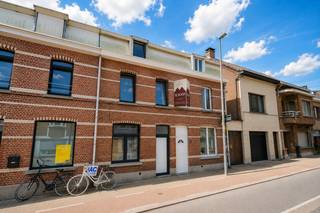 Bent u op zoek naar een instapklare gezinswoning met vier slaapkamers, een zonnige tuin en een uitstekende ligging in Sint-Niklaas? Dan is deze charmante woning aan de Raapstraat 7 beslist een bezoek waard.<br /><br />Deze woning is ideaal gelegen in het centrum van Sint-Niklaas, op wandel- en fietsafstand van scholen, winkels, horeca en tal van andere voorzieningen. Bovendien bevindt de woning zich vlak bij de Singel van Sint-Niklaas, waardoor u geniet van een vlotte verbinding naar de belangrijkste invalswegen en de E17 richting Antwerpen en Gent. Zo combineert u een centrale ligging met een uitstekende bereikbaarheid.<br /><br />Bij het betreden van de woning wordt u meteen verwelkomd in een lichtrijke, bijzonder open leefruimte die een aangenaam gevoel van ruimte creëert. Dankzij de open indeling vloeien de woonkamer en de keuken naadloos in elkaar over. De open keuken is volledig uitgerust met de nodige toestellen en vormt het ideale hart van de woning waar koken, tafelen en gezellig samenzijn moeiteloos samenkomen.<br /><br />Achteraan het gelijkvloers bevindt zich de eerste badkamer, uitgerust met een douche, lavabo en toilet. Vanuit de woning heeft u toegang tot de diep uitgestrekte, zuidwestelijk georiënteerde tuin. Dankzij deze gunstige oriëntatie geniet u hier volop van de middag- en avondzon, waar u alle ruimte vindt om te ontspannen.<br /><br />Op de eerste verdieping bevinden zich twee comfortabele slaapkamers en een tweede, volledig uitgeruste badkamer met douche, lavabo en toilet. Dit zorgt voor extra comfort en maakt de woning bijzonder geschikt voor een gezin.<br /><br />De tweede verdieping, ingericht als volwaardige zolderverdieping, biedt nog twee ruime slaapkamers. Hierdoor beschikt de woning in totaal over vier slaapkamers, waardoor er voldoende plaats is voor een groter gezin, een thuisbureau, hobbyruimte of logeerkamer.<br /><br />Ook op energetisch vlak scoort deze woning uitstekend met een EPC-label C, wat zorgt voor een gunstig energieverbruik en extra wooncomfort.<br /><br />Dankzij de centrale ligging, de ruime indeling met vier slaapkamers, de twee badkamers, de zonnige tuin en het gunstige EPC is deze woning de ideale keuze voor jonge gezinnen, starters of iedereen die op zoek is naar een comfortabele woning met alle voorzieningen binnen handbereik.<br /><br />Bent u benieuwd naar alles wat deze woning te bieden heeft? Neem gerust contact met ons op voor meer informatie of plan vandaag nog uw bezoek in.