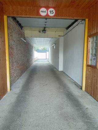 Deze afgesloten garagebox is gelegen in een afgesloten Residentie de Zeedijk te Oostende-Mariakerke.Via een automatische poort krijgt men toegang tot...