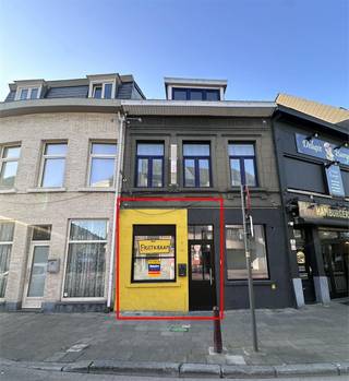 Multifunctioneel handelsgelijkvloers, ev. mogelijk voor horeca (opp. ca. 100 m²). <br />Dit pand is gelegen in de gekende Gentsestraat, naast ‘DELUXE BURGER’. <br />Een degelijk horeca concept is mogelijk (afhaalraam reeds aanwezig). <br />Het pand bestaat uit een open commerciële ruimte (actuele keuken gaat weg), sanitair, een sociale ruimte en een compacte buitenruimte. <br />De maandelijkse huurprijs bedraagt 895 euro + 100 euro EWG. <br />Beschikbaar: onmiddellijk. <br /><br />Benieuwd naar dit bedrijfsvastgoed te huur regio Aalst? <br />Contacteer info@immodelestre.be of 054 33 62 52. <br />www.immodelestre.be<br />