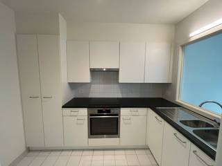 Dit gerenoveerde appartement met 2 slaapkamers is gelegen aan de Rogierlaan in Oostende, op een uitstekende locatie met een vlotte verbinding naar winkels, openbaar vervoer en andere voorzieningen. Het appartement combineert hedendaags wooncomfort met een praktische ligging en is ideaal voor wie aangenaam wil wonen aan de kust. Daarnaast werd het appartement volledig geschilderd en voorzien van verlichting. Bovendien beschikt het appartement over een gemeenschappelijke fietsenberging en een privatieve kelder, wat zorgt voor extra bergruimte en gebruiksgemak. Het appartement is beschikbaar vanaf 1 november 2026 en wordt verhuurd aan € 875 per maand, aangevuld met een forfait van € 65 per maand voor de algemene onkosten. Ben je geïnteresseerd in dit pand te huur in Oostende? Ga naar de website www.dermul.be, klik op het pand dat je wenst te huren. Via de knop "ik heb interesse" vragen we u kort een profiel in te vullen. Daarna nemen we contact op voor een bezoek. Telefonisch kunnen er geen afspraken gemaakt worden.