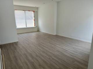 <p>Deze gezellige en centraal gelegen woning in het centrum van Temse werd recent gerenoveerd. De woning beschikt op het gelijkvloers over een inkomhal, een lichtrijke woonkamer, een nieuwe ingerichte keuken met aansluitend een gerenoveerde badkamer met dubbele lavabo, inloopdouche en toilet.</p>
<p>Op de 1<sup>e</sup> verdieping vindt u 3 ruime slaapkamers en er is tevens een vaste trap naar de zolder aanwezig.</p>
<p>Verder beschikt de woning over een gezellig terras, een berging met plaats voor wasmachine en droogkast en een kelder. EPC label C. Onmiddellijk beschikbaar. Huurprijs € 950/maand.</p>
<p>Centraal gelegen, op wandelafstand van winkels, scholen en openbaar vervoer.</p>