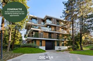 Groenzicht, een populair nieuwbouwproject in het hart van Rumbeke, breidt uit met drie nieuwe residenties.<br />Dit project combineert modern wooncomfort met een groene, rustige omgeving.<br /><br /><strong>Troeven van Groenzicht:</strong>
<ul>
<li>Privédomein met parktuin: de prachtig aangelegde, gemeenschappelijke parktuin biedt wandelpaden en verzorgde groenpartijen. Geniet van een grote tuin zonder onderhoudszorgen. Dankzij de afscherming van het domein is stilte en privacy gegarandeerd.</li>
<li>Panoramisch uitzicht: elk appartement heeft een hoekligging met grote glaspartijen, waardoor je een adembenemend zicht hebt op de groene parktuin.</li>
<li>Licht en ruimte: hoge plafonds, grote raampartijen en ruime terrassen creëren een uitzonderlijk ruimtegevoel met overvloedige natuurlijke lichtinval.</li>
<li>Hoogwaardige afwerking: elk appartement is tot in de puntjes afgewerkt en klaar om naar jouw smaak ingericht te worden.</li>
</ul>
<strong>Indeling van het appartement:</strong><br />Het appartement gelegen in gebouw 2.2 bestaat uit een inkomhal, ruime leefruimte met eetplaats en open keuken en aansluitend een aparte berging, een badkamer met inloopdouche en dubbel badkamermeubel, een gastentoilet en twee slaapkamers. <br />In de leefruimte bevindt zich een volledig ingerichte open keuken die is voorzien van een vaatwasmachine, een kookplaat met dampkap en een microgolfoven. <br />Het appartement beschikt over een ruim terras 31m², toegankelijk vanuit de woonkamer en beide slaapkamers. <br />Mogelijkheid tot aankoop van een parkeerplaats. <br /><br /><strong>Troeven aan dit appartement:</strong>
<ul>
<li>Volledig afgewerkt en geschilderd met oog voor detail.</li>
<li>Afwerking in kwalitatieve materialen zoals parket, keramische tegels en een open keuken met composiet werkblad.</li>
<li>Geniet van een groen uitzicht en een ruim privatief terras van 31 m².</li>
</ul>
<br /><strong>Wonen in Groenzicht betekent:</strong>
<ul>
<li>Rust en privacy in een groene omgeving.</li>
<li>Op wandelafstand van de markt van Rumbeke en nabij alle voorzieningen.</li>
<li>Een eigentijdse woonervaring met luxe en comfort!</li>
</ul>
<br /><br />Dit appartement maakt deel uit van het project Groenzicht. Binnen het project kunt u verschillende varianten ontdekken, elk met een eigen indeling en oriëntatie.<br />Past Groenzicht in jouw woonwensen? Neem contact met ons op voor meer informatie of maak een afspraak om dit modelappartement te bezoeken 051|201.400!