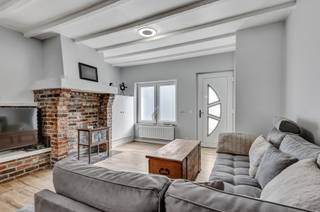 <p>In een rustige straat te Roosdaal, op wandelafstand van winkels, scholen en openbaar vervoer, vindt u deze volledig gerenoveerde woning met een gunstig EPC-label (B) en conforme electriciteit.</p><p>Het gelijkvloers biedt een lichtrijke leefruimte met aansluitend de volledig uitgeruste keuken met zicht op het gezellige terras van 17 m² , zuidwestelijke oriëntatie. Op de eerste verdieping vinden we 2 slaapkamers (15,5m² en 10m²) en een moderne badkamer met ruime inloopdouche, lavabo en toilet. Verdieping 2 omvat nog een 3de slaapkamer (12m²) met ingemaakte kast en een extra gastentoilet met lavabo. Ruime opbergzolder. De woning werd volledig aangepakt en alles werd kwalitatief afgewerkt. Enkele kenmerken: Hoogrendementsbeglazing PVC - Hoogrendementsketel op aardgas - Dak en gevel vernieuwd - Asbestveilig -</p><p>De ligging is ideaal: Vlotte verbinding tussen Aalst, Ninove en Brussel. Een bezoekje waard! Stedenbouwkundige inlichtingen en maatregelenregister in aanvraag.</p>