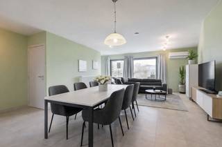 <u><strong>OPENDEURMOMENT OP DONDERDAG 30 APRIL 2026 ( tussen 15u00 en 18u00)</strong></u><br /><br />U kunt een BOD uitbrengen op deze woning, rekening houdend met de AANVANGSPRIJS van <strong>€ 282.000,00</strong> elk hoger BOD wordt voorgelegd aan de eigenaars die al dan niet kunnen ingaan op dit aanbod.<br /><br />Dit moderne duplexappartement in Sint-Joris in de residentie De Esdoorn (bouwjaar 2008) (1ste en 2de verdieping) is een ideaal appartement voor wie op zoek is naar een rustige en aangename leefomgeving. Dit is <strong>gebouwd in 2008 </strong>beschikt over alle moderne factoren en een bewoonbare oppervlakte van <strong>109 vierkante meter.</strong> Dit appartement bestaat uit een inkomhal met apart toilet en een vestiairekast. Zonnige leefruimte met open keuken met een aanpalend zuidgericht zonneterras <strong>met uitzicht op het groen</strong>. De open keuken is volledig ingericht en er  is tevens een berging/wasplaats aan de keuken. Onder de trap is er ook nog een berging aanwezig. Op de tweede verdieping bevinden zich nog 3 slaapkamers en een badkamer met ligbad/douche en een wastafel in meubel er is tevens nog een apart toilet. In de ondergrondse verdieping bevindt zich de <strong>private autostaanplaats</strong> en bergruimte alsook de gemeenschappelijke fietsenstalling. Het appartement is gelegen in een rustige straat. Ook is het station van Beernem vlot en veilig bereikbaar met de fiets. Vlot met de bus naar het centrum van Brugge! Energielabel A!<br /><br /><strong><u>Eerste verdieping:</u></strong>
<ul>
	<li>Inkomhal met apart toilet;</li>
	<li>Zonnige leefruimte met open keuken met veel kastruimte;</li>
	<li><u><strong>Prachtig zonneterras</strong></u> aan de leefruimte;</li>
	<li>Aparte berging en wasplaats aan de keuken;</li>
	<li><strong><u>Open keuken</u></strong> voorzien van alle toestellen en ingemaakte kasten;</li>
	<li>Berging onder de trap.</li>
</ul>
<strong><u>Tweede verdieping te bereiken met de trap</u></strong>

<ul>
	<li>3 mooie slaapkamers;</li>
	<li>Badkamer met ligbad/douchemogelijkheid en wastafel in meubel;</li>
	<li>Apart toilet;</li>
</ul>
<strong><u>Ondergrondse verdieping:</u></strong>

<ul>
	<li>Ondergrondse staanplaats met berging;</li>
	<li>Gemeenschappelijke fietsenberging.</li>
</ul>
<strong><u>Troeven:</u></strong>

<ul>
	<li><strong>Dit appartement is instapklaar;</strong></li>
	<li><strong>Bouwjaar 2008;</strong></li>
	<li><strong>Prachtig zonneterras;</strong></li>
	<li><strong>Centraal Stofzuigsysteem;</strong></li>
	<li><strong>Energielabel A!</strong></li>
	<li><strong>Airco.</strong></li>
</ul>
<br />Voor meer informatie of verdere vragen over dit appartement contacteer ons via: <strong>oostkamp@caenen.be</strong><br /><br /><br /><br /> 