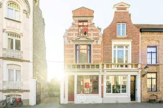 Onder de toren van de Onze-Lieve-Vrouwe kerk bevindt zich deze gerenoveerde stadswoning.Rustig en gunstig gelegen in het commerciële centrum,...