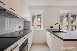 Op de tweede verdieping van een verzorgd gebouw, vlak bij het centrum van Wevelgem, vind je dit volledig gerenoveerde en instapklare appartement...