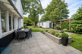 <br /><br />Op een toplocatie in de tuinwijk van Winterslag (Staatstuinwijk 16) staat deze ruime gezinswoning met zij- en achtertuin en garage.<br /><br />De woning beschikt over een <strong>lichte woonkamer met bureau</strong>, <strong>een ingerichte keuken, een veranda en een recent vernieuwde badkamer</strong>.<br />Op de eerste verdieping bevinden zich <strong>4 slaapkamers</strong>.<br /><br />Troeven:<br /><br />Nieuw dak<br /><br />Recente mazout ketel.<br /><br />Instapklaar<br /><br />Rustige ligging op een boogscheut van het centrum van Genk<br /><br />Vlotte verbinding naar C-mine en autosnelwegen<br /><br />👉 Interesse? Contacteer ons voor een bezoek en ontdek de mogelijkheden van deze woning!<br /> 