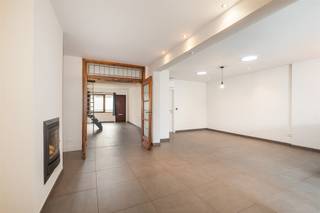 <p>Instapklare, energiezuinige woning met toffe tuin en garage in Wetteren</p><p>Deze volledig gerenoveerde woning in Wetteren combineert hedendaags design met praktisch wooncomfort. Met een bewoonbare oppervlakte van 167 m² op een perceel van 130 m² is dit de ideale thuis voor koppels of gezinnen.</p><p>De woning beschikt over 2 ruime slaapkamers, een badkamer en een praktische garage.</p><p>Op het gelijkvloers bevindt zich een lichtrijke leefruimte, die naadloos overgaat in de open keuken. Deze is compleet uitgerust, met vaatwasser en kwalitatief fornuis. <br />Grote schuiframen bieden directe toegang tot de aangename tuin. Verder vinden we nog een apart gastentoilet en een multifunctionele ruimte die kan worden ingericht tot bv. een bureau,...</p><p>De eerste verdieping omvat twee slaapkamers en een badkamer met ligbad en douche.</p><p>Buiten geniet u van een tuin met tuinberging, volledig omheind voor optimale privacy.</p><p>Een ideale woning voor wie op zoek is naar een instapklare, energiezuinige woonst met alle comfort en een centrale ligging.</p><p>EXTRA: De vermelde prijs is een richtprijs. Deze methode geeft jou, als potentiële koper, de kans om op een transparante manier te bieden. Na ontvangst van deze biedingen zal de verkoper beslissen of hij/zij de eigendom verkoopt aan het hoogste bod, de startprijs is aldus niet bindend voor de verkoper.</p><p>Maak snel een afspraak via het nummer 053 47 19 19</p>