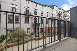 <span><strong>LAEKEN</strong></span> – situé en intérieur d' ilot, nous vous présentons ce splendide duplex 2 chambres de ± 102m² avec belle terrasse orientée Sud-Ouest. Appartement "FUTUR PROOF" répondant aux normes énergétiques d’aujourd’hui. Au 1e étage, grand living avec cuisine super équipée et WC. À l’étage, 2 grandes chambres (± 12m² &amp; 15m²), grande buanderie, salle de bains et WC séparé. Appartement disponible à l’acte avec garantie décennale. Estimation des charges ± 75 €/mois. PEB : B+. Estimation RC : € 1.600. Vendu sous droits d’enregistrements et TVA 21%. Cave (€ 3.000). Parking optionnel (€ 25.000). Visitez maintenant en exclusivité avec Trevi Immo Neuf !