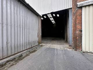 Warehouse for rent in Sint-Baafs-Vijve of approximately 1,013 m², located along the Rijksweg. Equipped with a sliding gate. Ideal for storage...