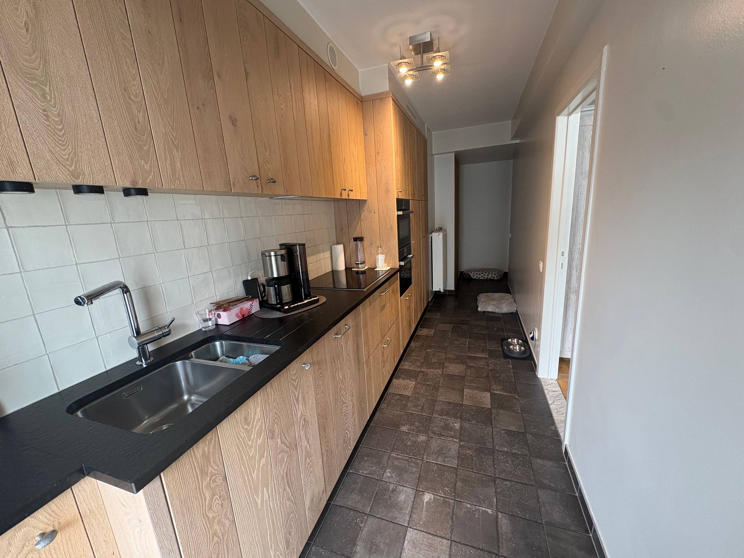 Erg ruim en recent gerenoveerd appartement te huur op de zevende verdieping te Koningsstraat Oostende! - foto 4
