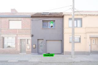 In de Heropbouwstraat 12 te Roeselare staat deze instapklare, energiezuinige gezinswoning met EPC-label A te koop. Via de inkomhal heeft...