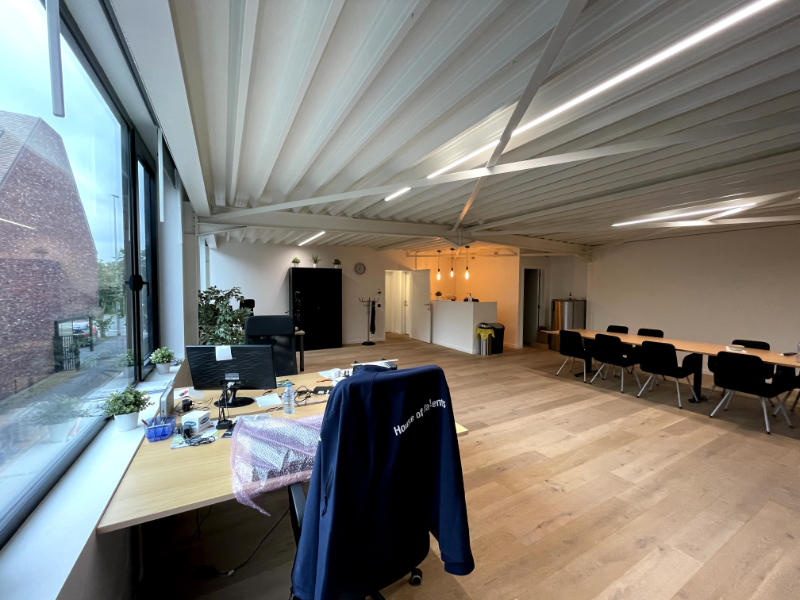 Recent gerenoveerd kantoor met magazijn en 2 privatieve parkeerplaatsen op toplocatie in Melle - foto 5