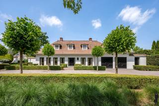Deze tijdloze en uitstekend onderhouden villa beschikt over 3 tot 4 slaapkamers, een aparte bureaukamer, een hobbyruimte, 3 badkamers en een...