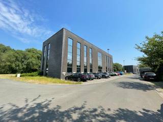 Fenomenaal gelegen kantoor met een oppervlakte van 412 m² te koop op amper 250 m van de R0 exit 7 Grimbergen en op wandelafstand van station Strombeek-Bever.<br /><br />De casco kantoren situeren zich op de 1e verdieping en betreft een open space. Dankzij de talrijke raampartijen geniet men van veel lichtinval. Ruime parkeermogelijkheden bij het gebouw. Tevens mogelijk tot aankopen van het bovenliggend kantoor / polyvalente ruimte à 412 m², samenvoegbaar tot 824 m².<br /><br />Contacteer<strong> PANORAMA B2B </strong>voor bijkomende inlichtingen, plannen of een vrijblijvend plaatsbezoek <strong>0477 09 00 09</strong>