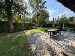 <p><span>Ruime karaktervolle villa met praktijk of als kangoeroewoning met Zuidwest tuin.</span></p><p><span> </span></p><p><span>Gelegen in het residentiële Schilde-Bergen vooraan te Schilde, biedt deze praktijkvilla een unieke combinatie van ruimte, modern comfort en elegante architectuur. Met verschillende verbouwingen, centraal gelegen, vlakbij invalswegen, winkels, scholen, restaurants, sportfaciliteiten, openbaar vervoer en toch rustig midden in het groen.  Met 4 ruime slaapkamers, 2 badkamers en een aparte praktijkruimte/bureau is er voldoende ruimte voor een groot gezin, om gasten te ontvangen EN een vrij beroep of kangoeroewoning.</span></p><p><span>Zodra u het pand betreedt, wordt u verwelkomd in de inkomhal die toegang geeft tot alle kamers op het gelijkvloers. </span></p><p><span>De op maat gemaakte keuken (2019) met directe toegang tot de aangelegde tuin, is uitgerust met kwalitatieve toestellen en hoogwaardige afwerking. </span></p><p><span>De leefruimte (52 m²)  met annex zomerkamer baadt in natuurlijk licht en straalt een warme sfeer uit dankzij de gashaard, ook van hieruit directe toegang tot het ruime terras met een mooi rustgevend tuinzicht.  Zalig vertoeven in de omheinde aangelegde Zuidwest tuin met gezellig terras en groene hoge hagen.</span></p><p><span>De ingerichte praktijkruimte/bureau (80m²) bestaande uit 3 ineen vloeiende kamers, is zowel via de inkomhal alsook via een apart voorziene buitendeur bereikbaar. Deze woning combineert wonen en werken op een doordachte manier waardoor professioneel gebruik perfect kan samengaan met het privéleven, zonder in te boeten aan privacy. Naastgelegen een berging (7.5 m²) met zolder ideaal als archiefruimte of opslagplaats.</span></p><p><span>De 3 slaapkamers (24m² - 14m² - 14m²) boven zijn lichtrijk en praktisch ingericht met maatkasten en voorzien van vliegenramen.   </span></p><p><span>Een polyvalente ruimte (20m²) met veel opbergplaats kan mits 2 extra Velux ramen perfect als 4</span><span><sup>de</sup></span><span> slaapkamer ingericht worden. </span></p><p><span>De 2 vernieuwde badkamers (2023) zijn luxueus afgewerkt met natuursteen en inloopdouches. De hoofdbadkamer beschikt bovendien over een vrijstaand bad.  Beide hebben directe aansluiting met verschillende kamers. </span></p><p><span>Verder is er een inpandige garage met een extra brede (4.5m) hoge (2.45m) automatische poort, deze biedt voldoende opslagruimte en parkeergelegenheid voor één grote wagen en een oprit met 4 parkeerplaatsen.</span></p><p><span>Het huis, volledig onderkelderd bestaande uit 2 praktische keldercompartimenten (57m²) en de rest uit kruipruimten.  Combinatie van overwegend parketvloeren en tegels.  </span></p><p><span>Het dak van de woning is gedekt met riet, totaal vernieuwd in 2000 en bijgevuld in 2025.</span></p><p><span>Dit is een luxe woning die perfect geschikt is voor families of professionals die zoeken naar een voornaam onderkomen in een rustige maar goed bereikbare omgeving.</span></p><p><span> </span></p><p><span>Kom en ontdek deze buitengewone combinatie van ruimte en comfort en maak van deze schitterende villa uw nieuwe thuis. </span></p><p><span>Contacteer ons voor meer info of plan een bezoek aan dit uniek pareltje! <span>www.buytaertimmo.be</span></span><span> </span></p><p><span> </span></p><p><span>Pluspunten: topligging, extra aangrenzende grote praktijk of kangoeroewoning, omheinde en aangelegde Zuidwest tuin, ruimtelijk ingedeeld, nieuwe keuken (2019) en badkamers (2023), nieuwe Vaillantketel (2023), tuinberegening, waterontharder, robotmaaier, vernieuwd dak (2000) en bijgevuld (2025), EPC B, EK conform, Asbest veilig, rolluiken gelijkvloers, vlieghorren 1</span><span><sup>ste</sup></span><span> verdieping en keukendeur…</span></p><p><span> </span></p><p><span> </span></p><p><span> </span></p>