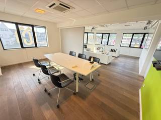 Kantoor op absolute topligging op de splitsing tussen Kapelsesteenweg en Bredabaan.<br /><br />Oppervlakte : 117 m².<br />Ingemaakte kasten - Verlichting - Polybeton - Parket - Airco.<br />Kitchenette met frigo - afwasbak<br /><br />1 parkeerplaats. <br />Algemene onkosten : € 95 per maand (excl. BTW)<br /><br />Overname interieur : € 10.000 anders casco