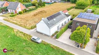 <p><span>Rustige & groen gelegen woning op mooi perceel in Boortmeerbeek</span></p><p><span> </span></p><p><span>Welkom in deze lichtrijke & ruime woning gelegen tussen de velden van Boortmeerbeek! Bij het betreden van de woning kom je binnen in de ruime inkomhal. Deze geeft uit op de ruime woonkamer dewelke naadloos over gaat naar de prachtige open keuken met zicht op de tuin met terras. Je beschikt hier over alle comfort waardoor koken een waar plezier wordt! Op het gelijkvloerse heb je nog een apart toilet, een ruime berging, een badkamer met wastafel, bad & inloopdouche en een aparte bureauruimte.</span></p><p><span> </span></p><p><span>De trap neemt je mee naar de 2 ruime slaapkamers. De eerste slaapkamer beschikt over een aparte dressing terwijl de tweede slaapkamer beschikt over ingebouwde kasten & een en-suite douchekamer met toilet & dubbele wastafel.</span></p><p><span> </span></p><p><span>De NO-gerichte tuin is een waar plezier om in te vertoeven dankzij de rustige ligging tussen de velden. Achteraan het perceel beschik je nog over een extra stuk grond met enkele bomen & een extra tuinberging.</span></p><p><span> </span></p><p><span>De woning beschikt over voldoende parkeergelegenheid voor meerdere wagens. </span></p><p><span> </span></p><p><span>Benieuwd naar meer? Contacteer ons vandaag voor een bezoek!</span></p><p><span> </span></p><p><span>015 20 36 00 - <span>info@domoxim.be</span></span><span> </span></p><p><span> </span></p><p><span>domoXim. Waar dromen thuis komen!</span></p><p><span> </span></p><p><span>Ook de waarde van je eigen woning kennen? Wij geven je graag advies.</span></p>