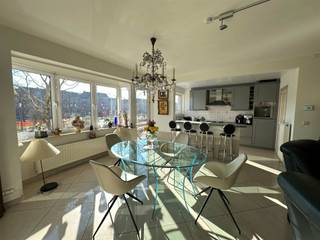 <p><span>Ruim gemeubeld appartement met zicht op het Zuidpark en aangenaam terras.</span></p>
<p><span> </span></p>
<p><span>Indeling: Men betreedt het appartement via de centrale inkomhal met gastentoilet. Vanuit de lichte leefruimte heeft men zicht op het Zuidpark. Aansluitend bevindt zich de open volledig uitgeruste keuken. De keuken beschikt over een gasvuur, een oven, een microgolfoven, een vaatwasmachine, een ijskast, een grill en een inbouwfrituur. In de berging naast de keuken staan de wasmachine, droogkast en een kleine diepvriezer. Beide slaapkamers (15 m2 en 9,5 m2) geven uit op het terras waar men van de namiddagzon kan genieten. De tweede slaapkamer heeft een sofabed. De ruime badkamer is voorzien van een dubbel wastafelmeubel, een jacuzzibad en een douche. </span></p>
<p><span> </span></p>
<p><span>Autostaanplaatsen te huur in publieke parking voor het gebouw - zonneschermen op de ramen van de leefruimte en keuken</span></p>
<p><span> </span></p>
<p><span>Het appartement is gelegen op het bruisende Zuid met gemakkelijke toegang naar de belangrijkste in- en uitvalswegen van Antwerpen!</span></p>
<p><span> </span></p>
<p><span> </span></p>
<p><span> </span></p>
<p><span> </span></p>
<p><span> </span></p>