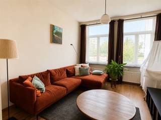 Leuke stadswoning met zuid-gerichte tuin. Via de inkomhal bereiken we een ruime woonkamer met open keuken. Dankzij de hoge plafonds en veel lichtinval is dit een zeer aangename ruimte welke uitgeeft op de tuin.Op de eerste verdieping is er een slaapkamer en badkamer(ligbad, dubbele lavabo en WC) aanwezig. De zolderverdieping werd ingericht als tweede slaapkamer.Gelegen op wandelafstand van Station en Grote Markt. Vrij vanaf 1 november 2026.