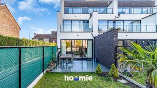 Gelijkvloers wonen… maar dan met tuin 🌿<br /><br />Dit recente appartement combineert het comfort van nieuwbouw met iets wat je zelden vindt: een privatieve tuin. Bovendien wordt het verkocht onder het stelsel van registratierechten en niet onder het btw-stelsel. Wie aan de voorwaarden voldoet en het appartement aankoopt als enige en eigen woning, kan dus genieten van het verlaagde tarief van 2%.<br /><br />Binnen kom je terecht in een lichtrijke leefruimte met open keuken. De keuken is volledig geïnstalleerd en afgewerkt met kwalitatieve Siemens-toestellen, waaronder een koelkast, vriezer, combi-oven, inductiekookplaat en vaatwasser. Sommige toestellen zijn zelfs slim aanstuurbaar via wifi.<br /><br />Verder beschikt het appartement over:<br /><br />🛏️ 2 slaapkamers<br />🚿 Moderne badkamer met inloopdouche en dubbele lavabo<br />📦 Praktische berging/technische ruimte<br /><br />Ook technisch zit het helemaal goed:<br /><br />✔ Vloerverwarming<br />✔ Ventilatiesysteem D<br />✔ Energiezuinig – label A<br />✔ Elektriciteit conform<br /><br />Extra pluspunten 👇<br /><br />✔ Wachtleidingen voor airco in de slaapkamers<br />✔ Voorzieningen voor rolluiken en een zonneluifel<br />✔ Regenwaterrecuperatie voor buitengebruik<br /><br />Buiten geniet je van:<br /><br />🌿 Terras en privatieve tuin<br />🚗 Garagebox – de poort kan nog vrij gekozen en geplaatst worden door de koper<br />📦 Kelderberging<br />🚘 Extra autostaanplaats<br /><br />📍 Gelegen in Eisden, met alle basisvoorzieningen vlakbij.<br /><br />Goed om te weten:<br />Het gebouw is recent, waardoor het PID, de syndicusregeling en het EPB-dossier momenteel nog in opmaak zijn. De gemeenschappelijke kosten zijn hierdoor nog niet gekend.<br /><br />✨ Nieuwbouwcomfort, maar géén btw-stelsel: aankoop aan 2% registratierechten mogelijk als enige en eigen woning, mits voldaan is aan de wettelijke voorwaarden.<br /><br />📩 Nieuwsgierig? Shoot 😉