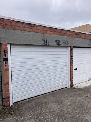 <p>Te koop: afgesloten garagebox gelegen achteraan in de Duifhuisstraat 24 te Turnhout.</p><p>Gunstig gelegen op wandelafstand van het stadspark, het ziekenhuis en de cinema. De garage bevindt zich nabij verschillende appartementsgebouwen, wat zorgt voor een ideale ligging zowel voor eigen gebruik als investering.<br />De garagebox is vlot bereikbaar en biedt diverse gebruiksmogelijkheden, zoals het stallen van een wagen of moto, of als praktische opslagruimte.<br />Momenteel verhuurd aan €100/maand, wat deze garage bijzonder interessant maakt als investering met onmiddellijk rendement.</p><p>Kenmerken:<br />Oppervlakte: ca. 18 m² bruto en netto (2,70 m x 5,20 m)<br />Bouwjaar: 1971 renovatie 2024<br />Afzonderlijk gekadastreerd<br />Lage kadastrale lasten (KI: €71)<br />Geschikt voor wagen, opslag of verhuur</p><p>Stedenbouw in aanvraag. P-score: B , G-score: B - Dit is geen aanbod, alle informatie is steeds onder voorbehoud van materiële vergissingen en/of wijzigingen.<br /> </p><p><br /> </p>