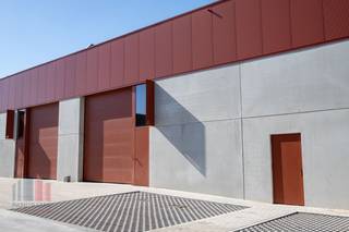 Nieuwbouw KMO-unit met een oppervlakte van 1.145 m² te koop op toplocatie in Izegem. De casco bedrijfsruimtes (brandklasse B) hebben een vrije hoogte...