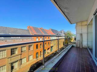 Te huur lichtrijk appartement met ruime woonkamer en kelderberging op topligging in het centrum van Ronse.Dit INSTAPKLAAR, ENERGIEZUINIG  appartement...