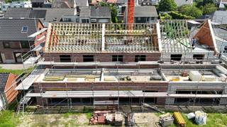 Rond de Mokkerkapel worden drie moderne BEN-woningen gebouwd op een toplocatie, op wandelafstand van scholen, winkels en openbaar vervoer. De woningen worden ontwikkeld met focus op maximaal wooncomfort, energiezuinigheid en een kwalitatieve afwerking.<br /><br />Lot 4 beschikt over een inpandige garage, een regenwaterput van 7.500 liter en een praktische zolder met extra mogelijkheden.<br /><br />De woning kan wind- en waterdicht aangekocht worden — ideaal voor wie de afwerking volledig naar eigen smaak wil bepalen.<br /><br />Wenst u meer informatie of een bezoek? Contacteer ons gerust.