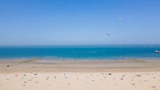 Te renoveren penthouse appartement met frontaal zeezicht en ruime terrassen te Nieuwpoort. Dit uniek appartement is gelegen op de negende verdieping van de Residentie Ter Yde en beschikt over een magnifiek zicht op zee. Bovendien is het appartement zeer centraal gelegen, vlakbij de winkelstraat en horeca.Indeling:- inkomhall (5m²)- woonkamer (16m²)- slaapkamer (6m²)- keuken (6m²) voorzien van een koelkast met diepvriesvakje, oven, kookplaat, vaatwas en wasmachine- badkamer (3m²) met douche, lavabo en toilet- binnenkamer (5m²)- terras vooraan (16m²)- terras achteraan (20m²) met opbergruimteTroeven:- prachtig zeezicht- uiterst centraal gelegen- bovenste verdiepingBent u op zoek naar een te renoveren dakappartement met frontaal zeezicht? Aarzel niet ons te contacteren.Dit pand is onderworpen aan de renovatieverplichting van de Vlaamse overheid voor residentiële gebouwen (behoudens bij sloop binnen 5 jaar na de aankoop). Consulteer voor meer informatie de website van het Vlaams Energie- en Klimaatagentschap via https://www.vlaanderen.be/een-woning-kopen/renovatieverplichting-voor-residentiele-gebouwen