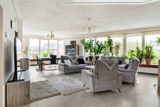 Welkom in deze verrassend ruime duplexwoning (215m²), gelegen in een rustige en goed bereikbare woonwijk in Ekeren. U woont hier in een aangename omgeving met veel open ruimte, op korte afstand van winkels, scholen en openbaar vervoer.<br />Het treinstation bevindt zich op slechts 1,5 km en de Ring rond Antwerpen bereikt u in ongeveer 10 minuten. In de nabijheid vindt u bovendien verschillende natuurgebieden zoals De Oude Landen, de Ekerse Putten en Muisbroek, ideaal voor wie houdt van wandelen en ontspannen in het groen.<br /><br />Indeling van de woning:<br />De woning betreft een duplex en is toegankelijk via een aparte inkom op het gelijkvloers, met de leefruimtes op de eerste en tweede verdieping.<br /><br />Op de eerste verdieping bevindt zich een bijzonder ruime en lichtrijke leefruimte. De aparte keuken geeft toegang tot een aangename patio/stadstuin met zuidoost oriëntatie. Verder vindt u op deze verdieping een nachthal met vestiaire, een zeer ruime slaapkamer, een badkamer met inloopdouche, lavabo en aansluitingen voor wasmachine en droogkast, evenals een apart toilet.<br /><br />Via een overloop op tussenverdieping bereikt u de tweede verdieping, waar zich nog drie zeer ruime slaapkamers bevinden. Daarnaast is er een tweede badkamer met inloopdouche en lavabo, een apart toilet en een praktische bergzolder.<br /><br />Buitenruimte:<br />De patio/stadstuin vormt een gezellige buitenruimte waar u in alle rust kan genieten, ideaal voor een koffiemoment of een zomerse avond.<br /><br />Troeven van de woning:<br />- Zeer ruime duplexwoning<br />- Vier volwaardige slaapkamers<br />- Twee badkamers en twee toiletten<br />- Instapklaar<br />- Dak geïsoleerd, recente ramen en condensatieketel<br />- Energiezuinig C-label (eenvoudig naar B te brengen met zonnepanelen)<br />- Ideaal voor grotere gezinnen of inwonende ouder<br />- Gunstige ligging nabij station en Ring<br /><br />Kortom:<br />Deze woning is ideaal voor gezinnen met 2 à 3 kinderen die op zoek zijn naar ruimte, comfort en een instapklare woning. Dankzij de doordachte indeling en het aantal slaapkamers en badkamers is dit ook een uitstekende keuze voor wie wonen en samenleven met een ouder wil combineren.<br />Hier woont u rustig, met alle voorzieningen en natuurgebieden binnen handbereik. Absoluut een bezoek waard!