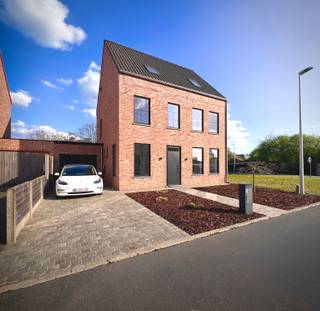 Ruime, luxe én energiezuinig wonen in één. Als jij op zoek bent naar een recente, instapklare woning met veel ruimte en mogelijkheden dan is dit...