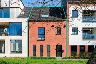 Recente woning aan het kerkplein in hartje 's Gravenwezel. Inkomhal met gastentoilet, woonkamer aan open keuken met berging, toegang naar terras...