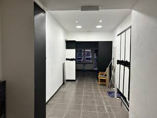 Atelier van 436 m² in Anderlecht met kantoor van 26 m², ideaal gelegen op een steenworp van metrostation AumaleMogelijk rendement als verhuurd...