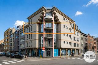AALST - Op slechts 100 meter van de Grote Markt en 50 meter van het station bevindt zich dit lichtrijke appartement op de derde verdieping van een verzorgd gebouw. <br />De ruime living baadt in het natuurlijke licht en biedt een aangename leefruimte met een mooi uitzicht over de stad. De aparte keuken sluit hier perfect bij aan en beschikt over een praktische berging.<br />Verder zijn er twee ruime slaapkamers, een badkamer met dubbele wastafel en een apart toilet. Het appartement beschikt bovendien over een kelderberging en een gemeenschappelijke fietsenberging — ideaal voor wie comfortabel wil wonen op wandelafstand van winkels, openbaar vervoer en het levendige stadscentrum.<br />Benieuwd? contacteer 053/606560
