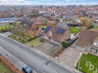 Prachtige villa met grote tuin te koop in Poperinge.In de Westouterstraat te Poperige vinden we deze villa op een perceel van 1167m².Deze woning...