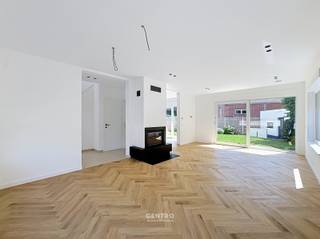 Volledig gerenoveerde gezinswoning met 4 slaapkamers, ZUIDgerichte tuin en ruime garagebox te Staden!<br /><br /><span><span><span><span><span><span><span><span><span><span><span><span><span><span>Op een vlot bereikbare locatie in Staden, bevindt zich deze </span><span>instapklare, volledig gerenoveerde woning</span><span> die comfort, ruimte en functionaliteit perfect combineert.</span></span></span></span></span></span></span></span></span></span></span></span></span></span><br /><span><span><span><span><span><span><span><span><span><span><span><span><span><span>De woning beschikt over maar liefst 4 volwaardige slaapkamers, waardoor ze uitermate geschikt is voor grotere gezinnen of voor wie extra ruimte wenst voor een bureau, hobbykamer of thuiswerkplek. Op de eerste verdieping bevindt zich een verzorgde </span><span>badkamer</span><span>, terwijl het </span><span>gelijkvloers</span><span> bijkomend is uitgerust met een praktische douchekamer, wat het wooncomfort aanzienlijk verhoogt.</span></span></span></span></span></span></span></span></span></span></span></span></span></span><br /><span><span><span><span><span><span><span><span><span><span><span><span><span><span>Achteraan geniet u van een aangename zuidgerichte tuin, waar u de hele dag door kunt genieten van de zon en alle rust. Een absolute troef is de ruime garagebox die rechtstreeks aansluit op de tuin. Deze garage beschikt bovendien over een uitweg naar de achterliggende straat, waar zich extra parkeermogelijkheden bevinden.</span></span></span></span></span></span></span></span></span></span></span></span></span></span><br /><span><span><span><span><span><span><span><span><span><span><span><span><span><span>Dankzij deze unieke indeling is de woning niet alleen ideaal voor gezinnen, maar ook bijzonder interessant voor zelfstandigen, vrije beroepen of kleine ondernemers. De garage biedt immers tal van mogelijkheden voor opslag, een werkruimte of het veilig stallen van een bestelwagen, terwijl de extra parkeerplaats achteraan een grote meerwaarde vormt voor klanten of medewerkers.<br /><br /><strong>INDELING:<br /><u><em>Gelijkvloers:</em></u></strong><br />Lichtrijke inkomhal - ruime LICHTRIJKE living - volledig ingerichte keuken (O.a. met inductiefornuis, dampkap, ruime frigo, ingebouwde microgolfoven, heteluchtoven en vaatwasmachine) - berging met bijhorende inloopdouche - kelder - afzonderlijk gastentoilet - volledig aangelegde en omheinde tuin met ZUIDgericht terras en doorgang naar de achterliggende garagebox (Circa 40m2 lang/ met automatische sectionale poort).<br /><br /><u><em><strong>Eerste verdieping:</strong></em></u><br />Nachthal - badkamer (O.a. met dubbel lavabomeubel, hangtoilet en inloopdouche) - 4 volwaardige slaapkamers.<br /><br /><u><em><strong>Tweede verdieping:</strong></em></u><br />Ruime zolder (Ventilatiesysteem D).</span></span></span></span></span></span></span></span></span></span></span></span></span></span><br /><br /><span><span><span><span><span><span><span><span><span><span><span><span><span><span><strong><u>Opmerkingen:</u><br />- EPC in opmaak, totaal renovatie (Normaal gezien energielabel A!)</strong><br />- </span></span></span></span></span></span></span></span></span></span></span></span></span></span><span><span><span><span><span><span><span><span><span><span><span><span><span><span><span>Volledig gerenoveerde en instapklare woning.</span></span></span></span></span></span></span></span></span></span></span></span></span></span></span><br />- <span><span><span><span><span><span><span><span><span><span><span><span><span><span><span>Uitweg met parkeergelegenheid naar achterliggende straat.<br />- Regenwaterput aanwezig.<br />- Ventilatiesysteem D aanwezig!<br />- Elektrische ROLLUIKEN aanwezig!<br />- Domotica aanwezig!<br />- ZONNEPANELEN aanwezig!<br />- Zonnebloier aanwezig!<br />- Vloerverwarming aanwezig.<br />- Verwarming met warmtepomp.<br />- Afgewerkt met kwaltiatieve materialen: Visgraatparket, kwalitatieve keuken en keukentoestellen (Siemens)...<br />- Ruime garagebox met automatische sectionale poort.<br /><br />Zeer geschikte woning </span></span></span></span></span></span></span></span></span></span></span></span></span></span></span><span><span><span><span><span><span><span><span><span><span><span><span><span><span><span>voor gezinnen én voor zelfstandigen!</span></span></span></span></span></span></span></span></span></span></span></span></span></span></span> <span><span><span><span><span><span><span><span><span><span><span><span><span><span>Een woning die ruimte, comfort en praktische mogelijkheden samenbrengt op een uitstekende locatie in Staden. Een bezoek zal u ongetwijfeld overtuigen. Aarzel zeker niet om ons te contacteren voor een bezoek ter plaatse: 051/817.817 - info@centro.be.</span></span></span></span></span></span></span></span></span></span></span></span></span></span>