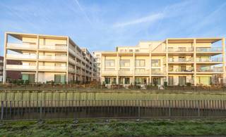 <p><span><strong>VILVOORDE</strong></span> - Dit appartement met 2 slaapkamers ligt in de fase Waterzicht en biedt royale volumes en een ideale indeling voor een gezinsleven. Het maakt deel uit van het grootschalige project 4 Fonteinen en ligt in een rustige, groene en autovrije omgeving, maar toch dicht bij Brussel.<br />De ruime woonkamer met open keuken vormt een gezellige leefruimte, die wordt verlengd door een privéterras met uitzicht op het water of de gemeenschappelijke tuinen. De 2 slaapkamers bieden comfort en privacy, allemaal met duurzame materialen en een eigentijdse afwerking.<br />De woning is uitgerust met vloerverwarming, dubbele ventilatie en uitstekende isolatie, wat het hele jaar door optimaal comfort garandeert.<br />Afhankelijk van de mogelijke keuzes, wordt het appartement opgeleverd of kunt u het personaliseren door uw afwerking te kiezen. Het wordt verkocht met de mogelijkheid om te profiteren van 6% btw. Dit appartement met 2 slaapkamers is een zeldzame kans om u te vestigen in een wijk in volle ontwikkeling, die levenskwaliteit en uitstekende bereikbaarheid combineert.<br />De oppervlakten zijn indicatief. Neem contact met ons op voor meer informatie.</p>