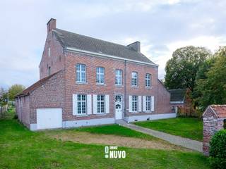 Former RectoryAt Kapelhofstraat 21, in the heart of the village of Erondegem, stands this stately (former) rectory on an exceptional plot of 4,057...