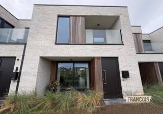 Moderne en lichtrijke gezinswoning met tuin, carport en open zicht op de duinen in Raversijde. <br /><br />Op zoek naar een recente, moderne en instapklare gezinswoning op een toplocatie aan de kust? <br /><br />Deze prachtige woning in Raversijde, Oostende combineert hedendaags wooncomfort met ruimte, licht en een bijzonder aangename ligging.<br /><br />De woning beschikt over een ruime en lichtrijke leefruimte met grote raampartijen die zorgen voor een overvloed aan natuurlijk licht en een aangenaam gevoel van ruimte. Vanuit de leefruimte geniet je bovendien van een open zicht op de duinen.<br /><br />De volledig uitgeruste keuken sluit mooi aan bij de leefruimte en vormt een praktische en gezellige plek voor het hele gezin. De woning beschikt over drie volwaardige slaapkamers, waardoor er voldoende ruimte is voor een gezin, logeerkamer of thuiskantoor.<br /><br />De moderne badkamer is uitgerust met zowel een douche als een ligbad. Er zijn bovendien aparte toiletten op zowel het gelijkvloers als de verdieping, wat zorgt voor extra comfort en gebruiksgemak.<br /><br />Ook buiten heeft deze woning heel wat te bieden. De aangename tuin is ideaal om te genieten van zonnige dagen, terwijl het tuinhuis extra bergruimte biedt. De aanwezige carport zorgt ervoor dat je wagen comfortabel en beschut kan staan.<br /><br />De ligging in Raversijde is bijzonder praktisch: rustig wonen met de duinen als natuurlijke achterbuur, terwijl openbaar vervoer en diverse voorzieningen vlot bereikbaar zijn. Bovendien geniet je uiteraard van de nabijheid van de kust en het strand.<br /><br />Kortom: een recente, moderne en bijzonder lichtrijke gezinswoning met tuin, carport, tuinhuis, drie ruime slaapkamers en een prachtig open zicht op de duinen. Een woning waar comfort, ruimte en kustgevoel mooi samenkomen. Absoluut het ontdekken waard!<br /><br />Huurprijs bedraagt 1.170,00€/maand.<br /><br />Beschikbaar vanaf 01/11/2026. <br /><br />
