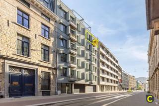 <p><span>Energiezuinig en instapklaar 1 à 2 slaapkamer appartement op toplocatie!</span><span><br /></span><span>Dit charmant appartement met EPC A bevindt zich op de 5de verdieping van een goed onderhouden gebouw te midden van 't Stad. Op deze droomlocatie kan u volop genieten van het bruisende stadsleven op een boogscheut van alle "hotspots" (Meir, 't Zuid, 't Eilandje, Stadspark,...). Kortom, de ideale uitvalsbasis in centrum Antwerpen waar kwalitatief wonen hand in hand gaat met een mooie "work-life balance". Het appartement is beschikbaar bij akte, ideaal voor eigen bewoning, maar biedt ook een mooie kans om zorgeloos te investeren.</span></p><p><span><br /></span><span>Inkom-/nachthal, leefruimte & keuken:</span></p><p><span>Via de aparte inkomhal komt u bij de charmante leefruimte met open keuken. De grote HR++ raampartijen brengen het natuurlijk licht binnen en accentueren het ruimtegevoel. De inbouwspots en de wandverlichting zorgen voor extra sfeer en gezelligheid. De keuken ligt op onderhoudsvriendelijke tegelvloer en voorziet in een gasvuur, dampkap, oven, koelkast en vriezer. Het open karakter staat u toe steeds in contact te staan met uw gasten, familie en vrienden.</span></p><p><span> </span></p><p><span>Slaapkamers, badkamer, toilet & wasruimte:</span></p><p><span>Officieel telt het appartement één ruime slaapkamer van 13,5m². In de nachthal vindt u nog een polyvalente ruimte (7m²) die perfect kan dienen als 2de slaapkamer, dressing, bureau, kinder-; logeer of hobbykamer. De rustieke badkamer is geheel betegeld en omvat een ligbad, douche en dubbel wasmeubel, Het toilet met handenwasser is apart. Bovendien is er ook nog een grote wasruimte die de nodige aansluitingen alsook de HR condensatieketel herbergt. Overigens ideaal om het kuisgerief en uw proviand op te bergen. </span></p><p><span><br /></span><span>Balkon, autostaanplaats & fietsberging:</span><span><br />Het balkon aan de voorzijde is zuidgericht, aangenaam om even een frisse neus te halen en in de zomermaanden te genieten van de laatste zonnestralen, al dan niet vergezeld van een sprankelend aperitief. In een stadsomgeving vormt de ondergrondse staanplaats een ware luxe, deze dient bij aangekocht te worden (€ 30.000). Ook de gemeenschappelijke fietsberging is een belangrijke troef.</span></p><p><span><br /></span><span>Extra troeven:</span></p><p><span>- Toplocatie (Mobiscore 9,6/10)</span></p><p><span>- EPC A - 84</span></p><p><span>- HR++ ramen</span></p><p><span>- HR condensatieketel</span></p><p><span>- Dak- en gevelisolatie</span></p><p><span>- Asbestveilig</span></p><p><span>- Individuele meters (excl. water)</span></p><p><span>- Beperkte maandelijkse lasten<br />- Autostaanplaats</span></p><p><span>- Fietsberging</span></p><p><span> </span></p>