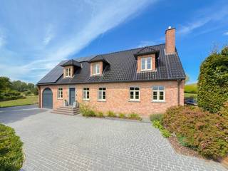 <span><span><strong>1ste bezoekdag zaterdag 12 september! Inschrijven kan via www.nobels.be onder referentienummer 4375379.</strong></span></span><br /><br />INSTAPKLARE LANDELIJKE VILLA MET VERWARMD ZWEMBAD, uitzonderlijk gelegen MIDDEN IN DE VELDEN VAN ZARLARDINGE (GERAARDSBERGEN). Deze STIJLVOLLE EIGENDOM werd afgewerkt met OOG VOOR DETAIL en het gebruik van KWALITATIEVE MATERIALEN, waarbij een WARME LANDELIJKE UITSTRALING mooi wordt gecombineerd met HEDENDAAGS WOONCOMFORT. De uiterst RUSTIGE LIGGING en het PANORAMISCHE UITZICHT OVER DE OMLIGGENDE LANDERIJEN vormen hier een ABSOLUTE TROEF. Ook op energetisch vlak is de woning sterk uitgerust. Zo beschikt ze over maar liefst 20 ZONNEPANELEN MET GROENESTROOMCERTIFICATEN, AIRCO in de masterbedroom en een WARMTEPOMP VOOR HET VERWARMDE ZWEMBAD. Een bijkomende meerwaarde is de aanpalende WEIDE VAN CA. 2.511 M², ideaal voor PAARDEN, KLEINVEE of wie simpelweg droomt van extra buitenruimte.<br />De indeling gaat als volgt: via de inkomhal met gastentoilet heeft u toegang tot een praktische berging en de ruime inpandige garage. Het hart van de woning wordt gevormd door de sfeervolle en open leefruimte met modern ingerichte keuken, waar de combinatie van warme materialen en moderne technieken zorgt voor een bijzonder aangename woonbeleving. Verder beschikt het gelijkvloers over een 2de berging en een praktische speel- of bureauhoek. Op de verdieping biedt de nachthal toegang tot 4 volwaardige slaapkamers, waarvan één met ensuite badkamer. Daarnaast bevinden zich hier een 2de badkamer, een apart toilet en een dressing.<br />Buitenshuis komt het landelijke karakter volledig tot zijn recht. De knap aangelegde tuin beschikt over een aangenaam terras en een verwarmd zwembad, waar u in alle privacy geniet van de groene omgeving. De ruime oprit biedt plaats aan meerdere wagens en links van de woning bevindt zich de aanpalende weide.<br /><br />Adres: Korreelstraat 3 te Zarlardinge (Geraardsbergen)<br /><br />EPC: 218kWh/m²; G-score en P-score A; Geen renovatieverplichting van toepassing; Bestuursmaatregelen in het maatregelenregister: Neen; Beschikbaar vanaf juli 2027