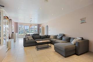 Deze charmante open bebouwing met 5 tot 7 slaapkamers is gelegen op een perceel van 819 m² in Balen-Wezel. <br /><br />De woning geniet van een vlotte verbinding naar de omliggende gemeenten Mol, Balen en Lommel en de Ring. Bovendien bevindt ze zich op een gunstige locatie, vlak bij natuurgebied De Most en recreatiegebied De Keiheuvel. Winkels en voorzieningen zoals buurtwinkels, een bakker, dierenarts, apotheek,... bevinden zich in de nabije omgeving. Ook de kleuter- en basisschool liggen op wandel- en fietsafstand.<br /><br />Via de inkomhal met gastentoilet betreed je de lichtrijke leefruimte, bestaande uit een gezellige zithoek, een aangename eetplaats en een eerste polyvalente kamer, die momenteel is ingericht als bureau maar ook perfect dienst kan doen als extra slaapkamer. Aansluitend bevindt zich de keuken, uitgerust met een gaskookplaat met afzuigkap, een Amerikaanse koelkast, een vaatwasser, een oven en een microgolfoven. Zowel de leefruimte als de keuken hebben zicht op de tuin. Dankzij de grote raampartijen geniet je hier het hele jaar door van een mooi uitzicht op de tuin. Naast de keuken bevinden zich een handige berging/wasplaats en ruime garage. Verder beschikt de woning over een praktische kelder en kruipkelder, wat extra opbergruimte biedt.<br /><br />Op de eerste verdieping geeft de nachthal toegang tot vier volwaardige slaapkamers. De master bedroom beschikt over een eigen ensuite badkamer met ligbad, douche, dubbele wastafel en handdoekdroger. Daarnaast is er nog een aparte badkamer voorzien van een douche en een dubbele wastafel, ideaal voor extra comfort voor het gezin of gasten.<br /><br />De zolderverdieping is bereikbaar via een vaste trap en werd reeds opgedeeld in twee kamers. Deze ruimtes kunnen verder naar eigen smaak en behoeften afgewerkt worden, waardoor ze tal van mogelijkheden bieden. <br /><br />De ruime tuin beschikt over een zwembad en een aangelegd terras. <br /><br />Tot slot scoort deze woning uitstekend op vlak van energiezuinigheid met een EPC-label A. Dankzij de aanwezigheid van 22 zonnepanelen en vloerverwarming geniet je van een energiezuinige en comfortabele woonomgeving met lage verbruikskosten.