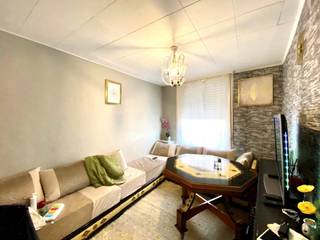 IDEALE INVESTERING: goedgelegen woning met 2 SLK, ZOLDER en TERRAS! INDELING: inkom, gezellige zithoek, leefruimte met grote keuken, berging,...