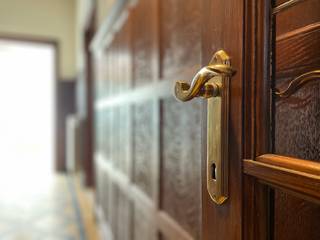 Pal in het centrum van ons lieflijke Overwinden, treffen we deze enorm ruime woning.<br />Mits een paar kleine opfrissingswerken is deze woonst meteen instapklaar.<br />Het zal je meteen verwonderen, dat deze woning enorm veel pluspunten heeft, zeer ruim is, en tal van mogelijkheden heeft, die echt nog kunnen benut worden.<br />Buiten de hal, de mooie leefruimte, de keuken, de veranda, badkamer treffen we absoluut nog een zeer ruime berging plus garage aan. De zolderverdieping hierboven kan volledig ingericht worden. Top dus.<br />De veranda geeft onmiddellijk uit op de binnentuin/terras en sluit aan bij de grote achterliggende tuin welke volledig zuid zuidwest gericht is. U vindt hier ook nog een aantal bergingen en een werkplaats.<br />Ook boven ruimte zat. Met zijn drie slaapkamers op de eerste verdieping en de extra zolderverdieping kan je met groot huisgezin er gemakkelijk je thuis van maken.<br />Er is ook een ruime kelder.<br />Er liggen twaalf zonnepanelen.<br />Indien je op zoek bent naar een betaalbare, instapklare, dorpswoning heel landelijk gelegen, kom dan zeker een kijkje nemen hier naar deze woonst. Je zal meteen versteld staan.<br />Afspraken via 011/361919 of info@pierco.be.<br />Welkom!